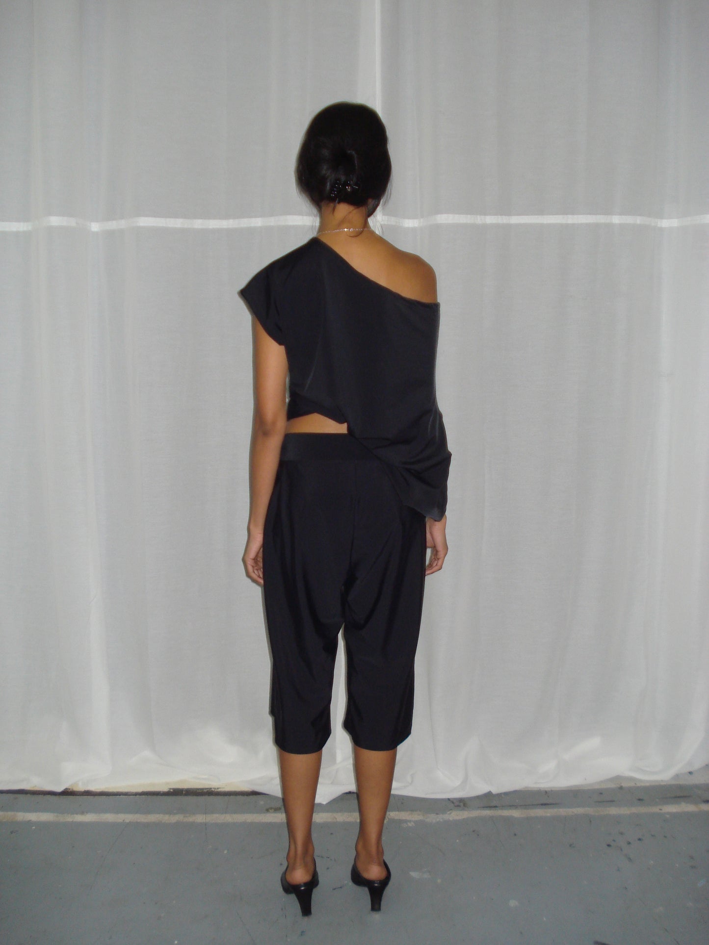 “CONTOUR” capri pant