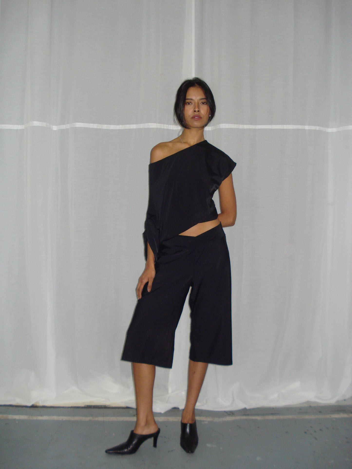 “CONTOUR” capri pant